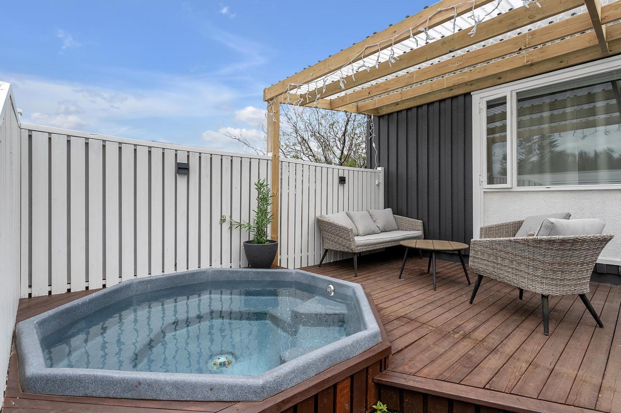 House - Villa With Garden And Hot Tub, 2 Min From Reykjavik Garthabaer Eksteriør billede