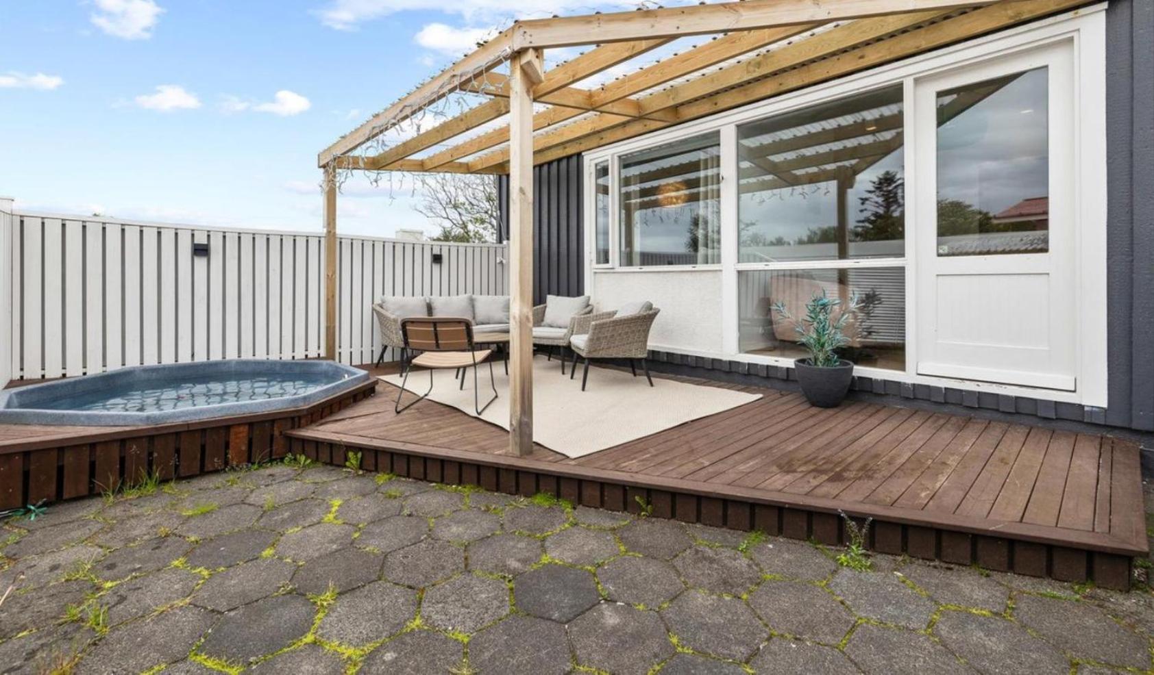 House - Villa With Garden And Hot Tub, 2 Min From Reykjavik Garthabaer Eksteriør billede